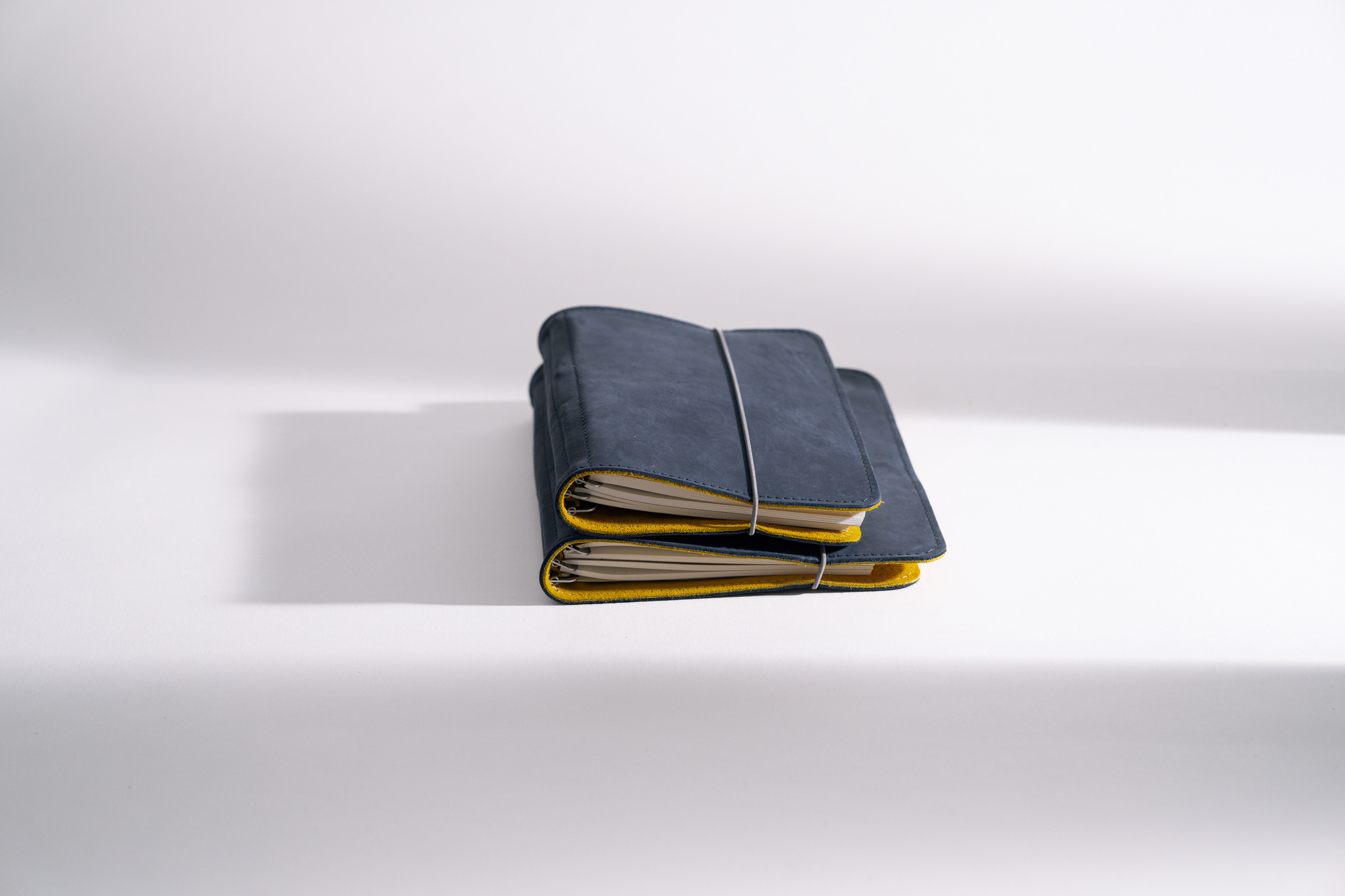 ROTERFADEN Taschenbegleiter SO_22 – Vielseitiges Design für B6 und M Formate mit »Blauer Engel« zertifiziertem Leder und Verschlussgummi.