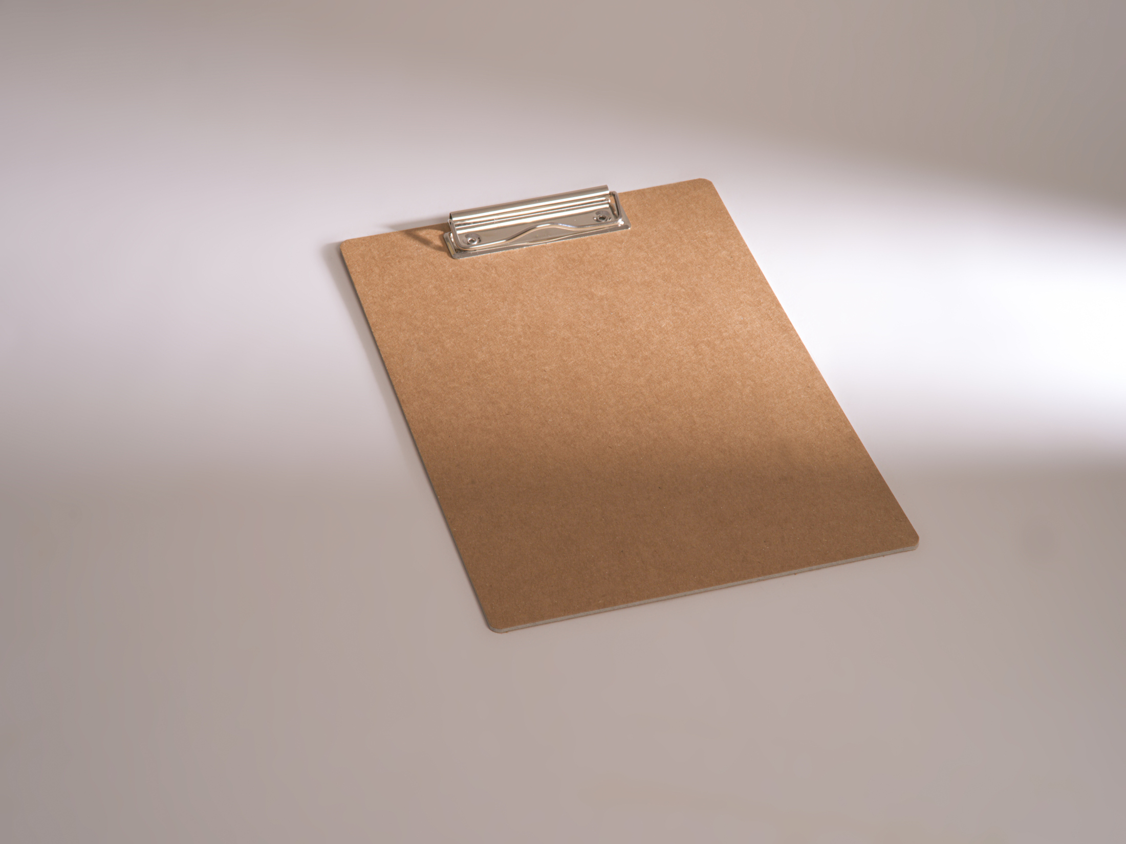 Sturdy clipboard made of recycled cardboard with embossed ROTERFADEN logo: Suitable for A4 format and Taschenbegleiter in size L.