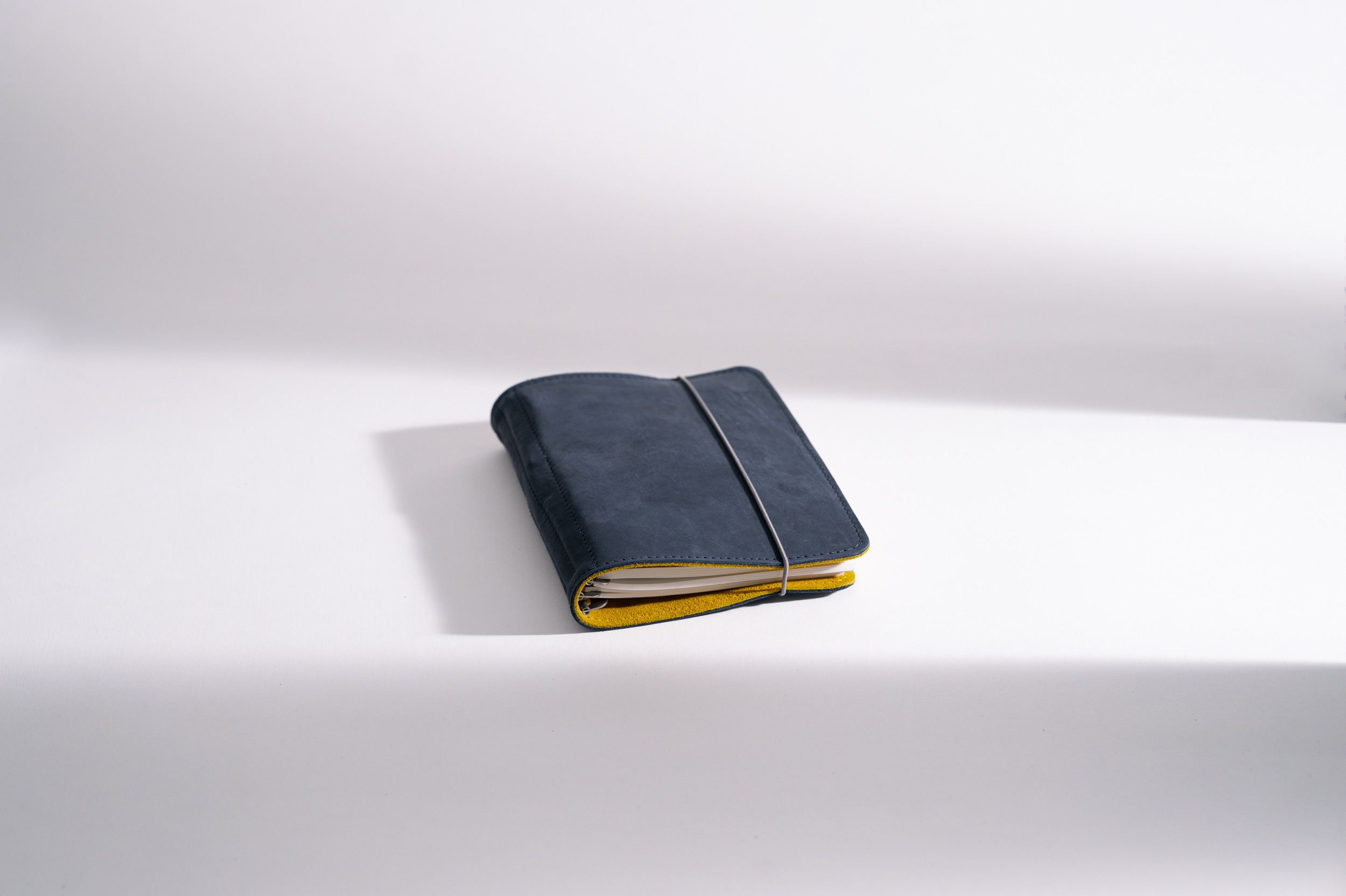 ROTERFADEN Organizer  SO_22 – Versatile design for B6 and M formats with 'Blue Angel' certified leather and elastic closure