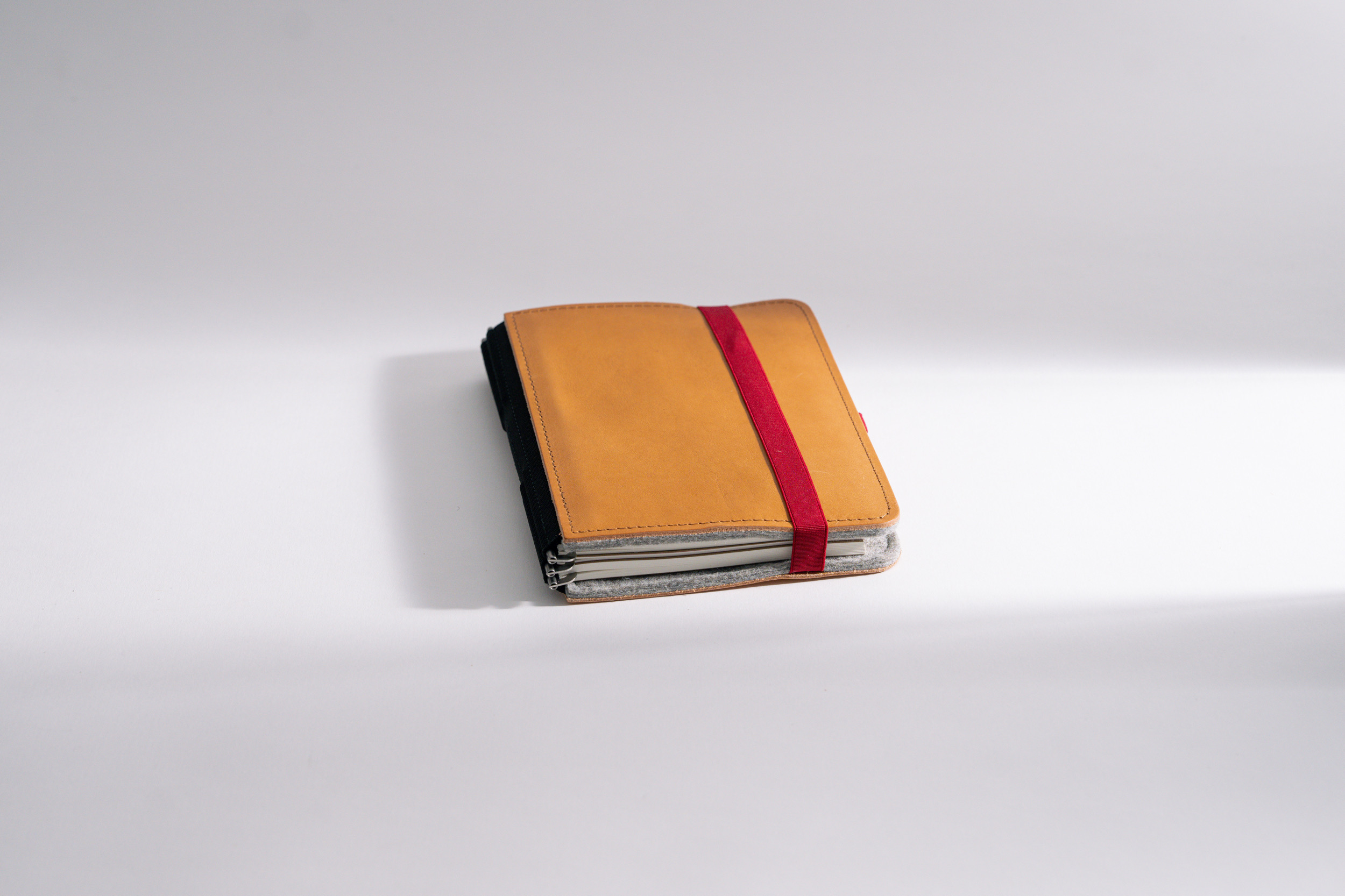 Roterfaden LTD_027 – Classic pocket companion in chrome-free smooth leather and wool felt.