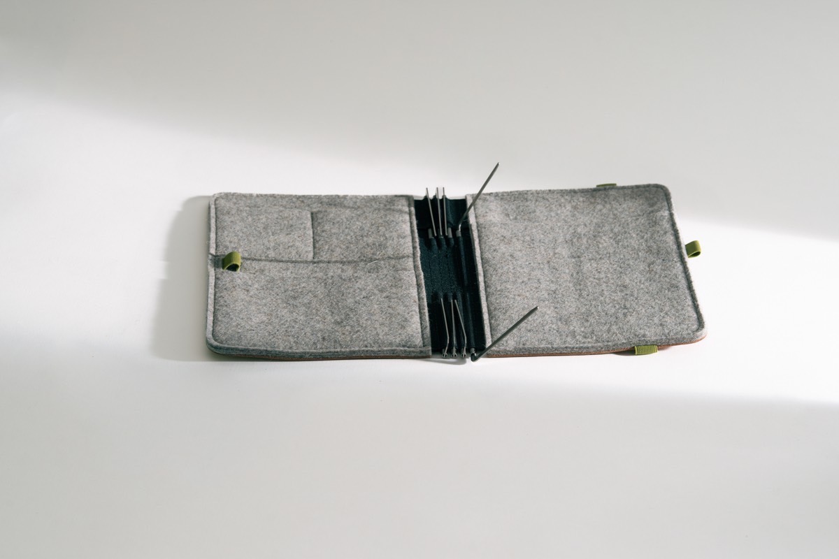 Roterfaden Taschenbegleiter with pairs of clips and inside pockets for notebooks, papers, smartphone and tablet.