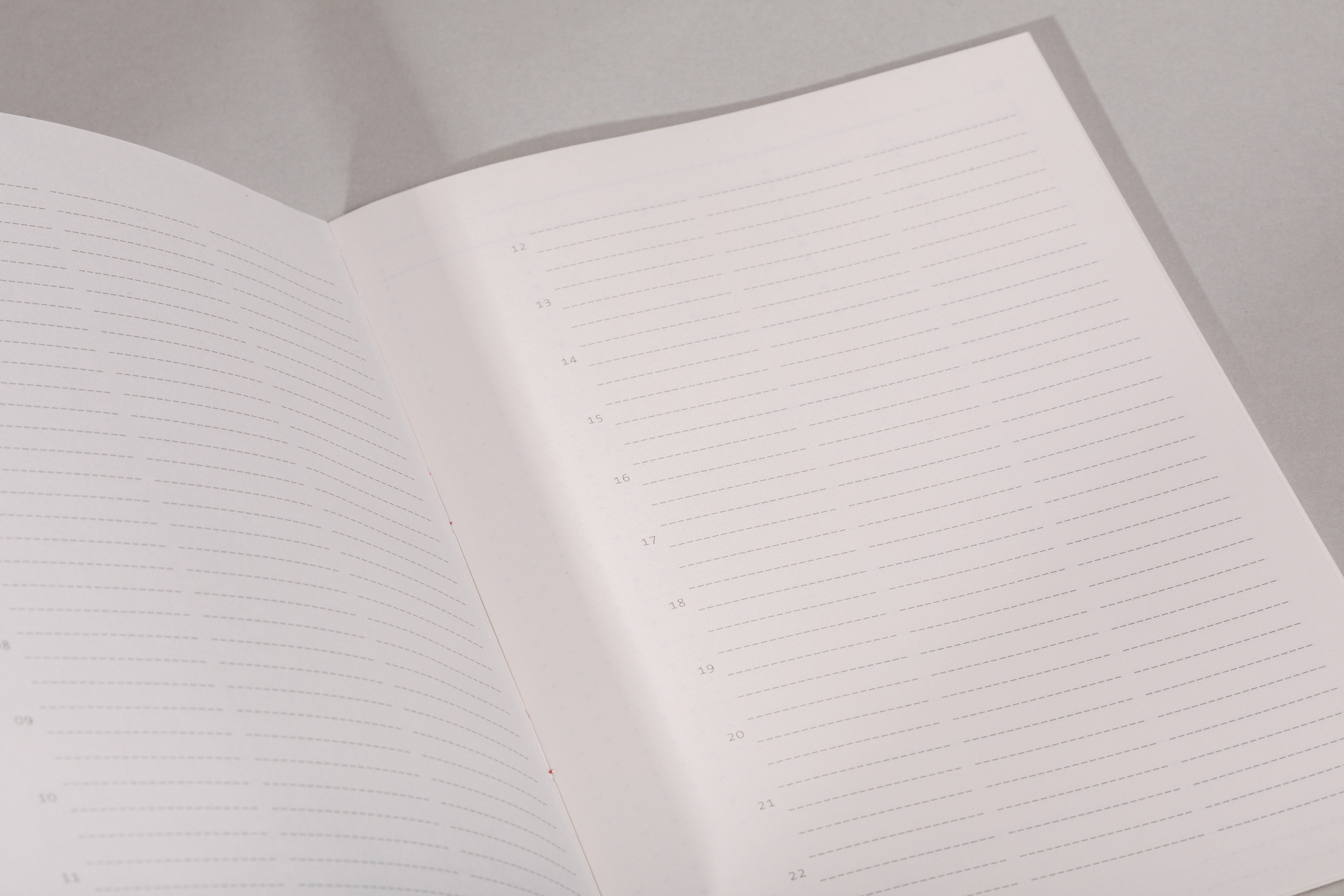 Hochwertiges Fadengeheftetes Notizbuch zur Projektplanung in A5 mit nummerierten Seiten, Zeitleiste auf jeder Doppelseite und festem Einband aus Recyclingkarton.