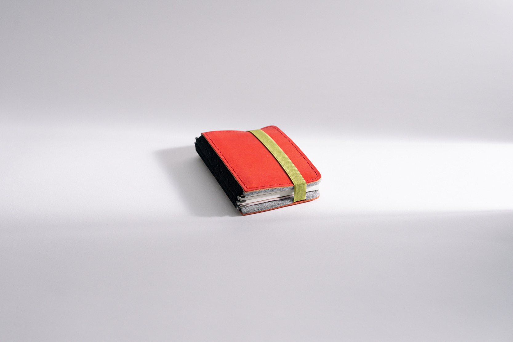 Roterfaden LTD_025 – Klassischer Bestseller mit chromfreiem Leder und Merino Filz für zeitlose Eleganz.