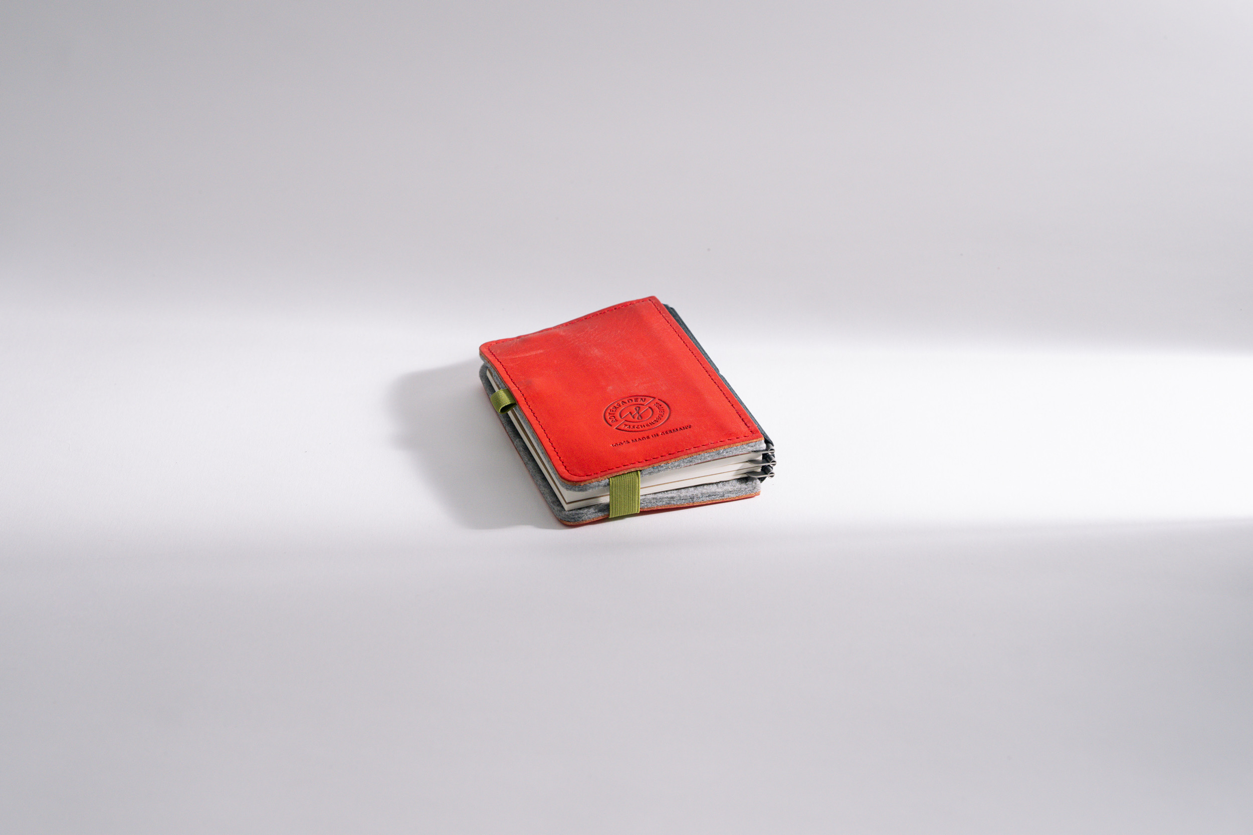 Roterfaden LTD_025 – Klassischer Bestseller mit chromfreiem Leder und Merino Filz für zeitlose Eleganz.