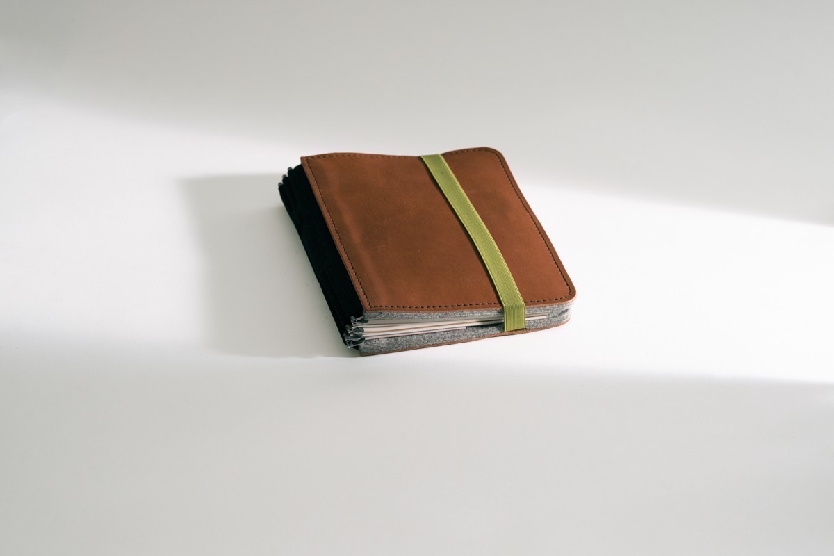 Roterfaden Taschenbegleiter with pairs of clips and inside pockets for notebooks, papers, smartphone and tablet.