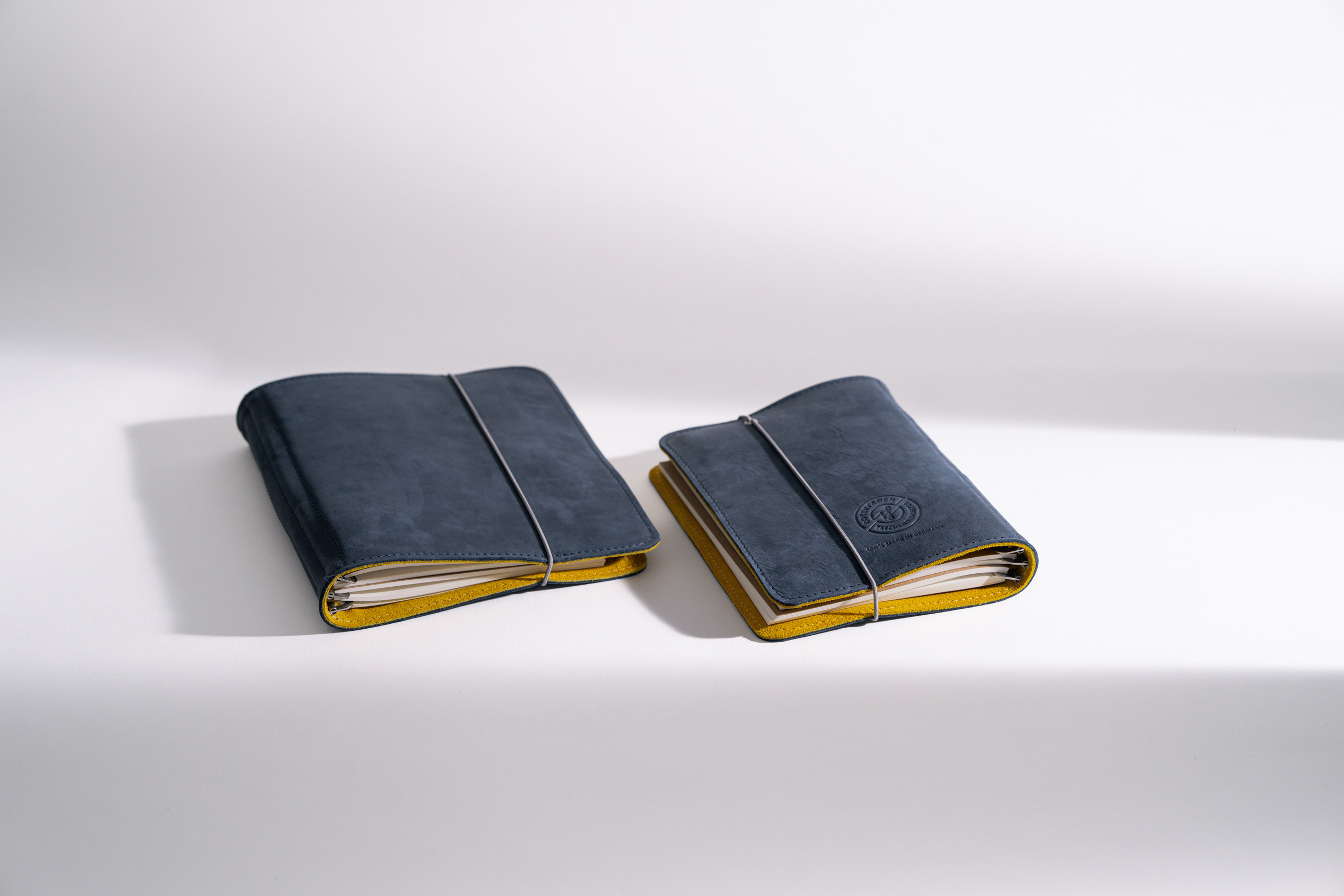 ROTERFADEN Taschenbegleiter SO_22 – Vielseitiges Design für B6 und M Formate mit »Blauer Engel« zertifiziertem Leder und Verschlussgummi.
