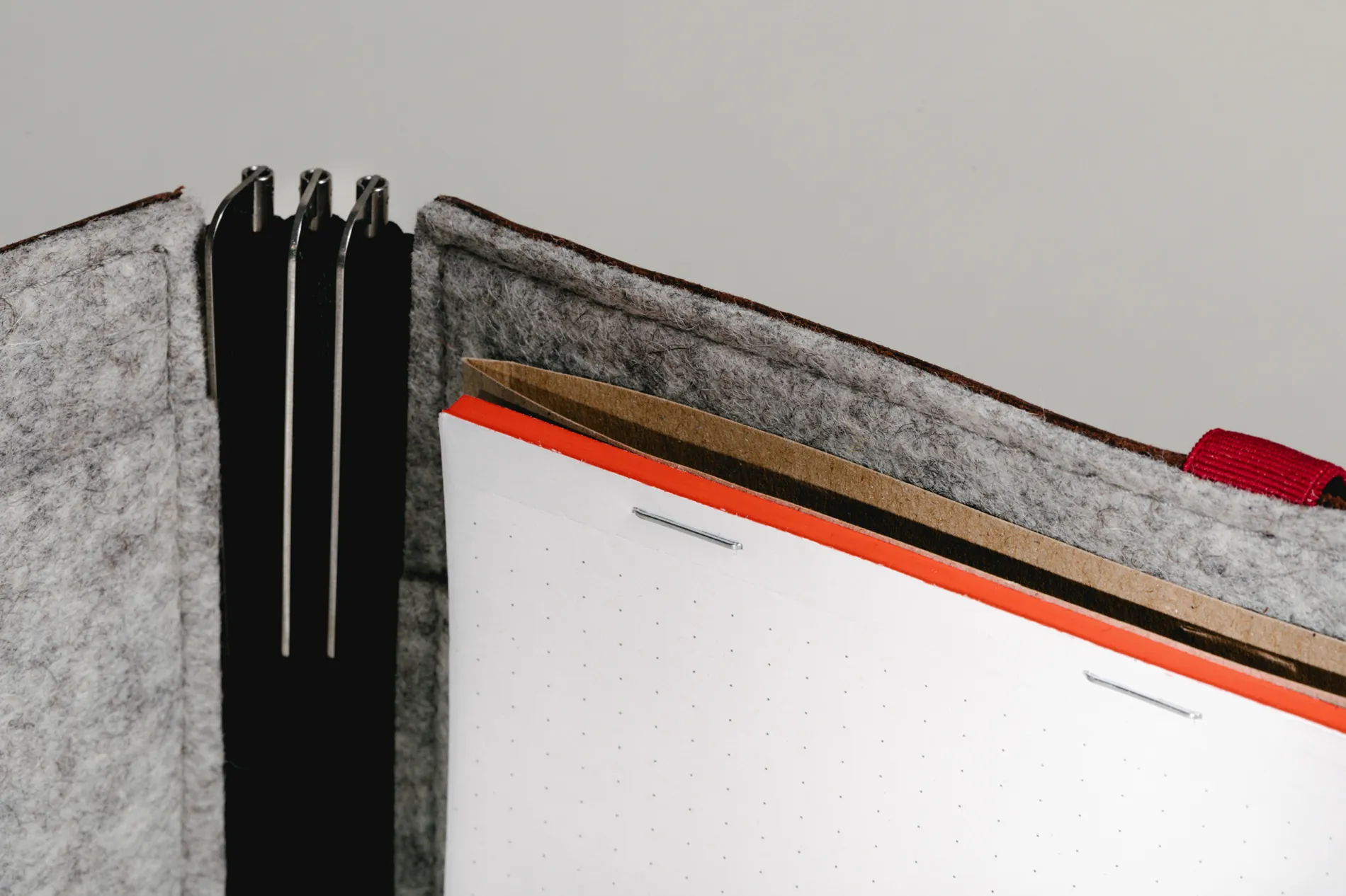 Roterfaden Taschenbegleiter Notebook A5 with Dot Grid - Inside View