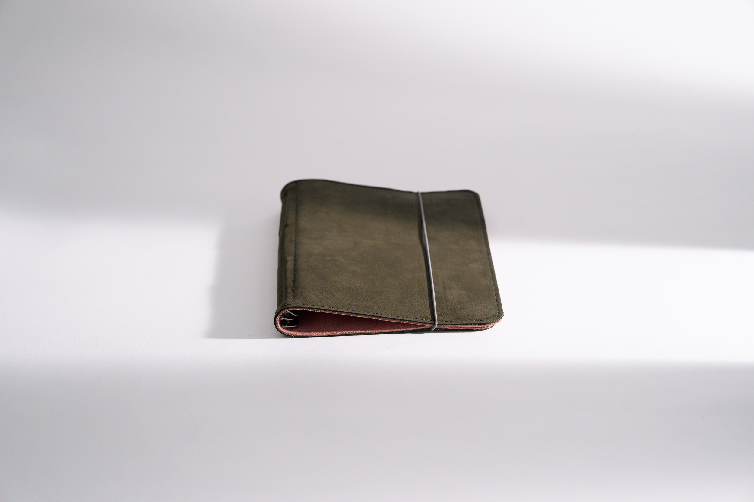 Roterfaden Taschenbegleiter SO_23 Organizer - Lightly sanded leather, chrome-free, and certified with BLAUER ENGEL in A5 and B6 - with elastic closure.