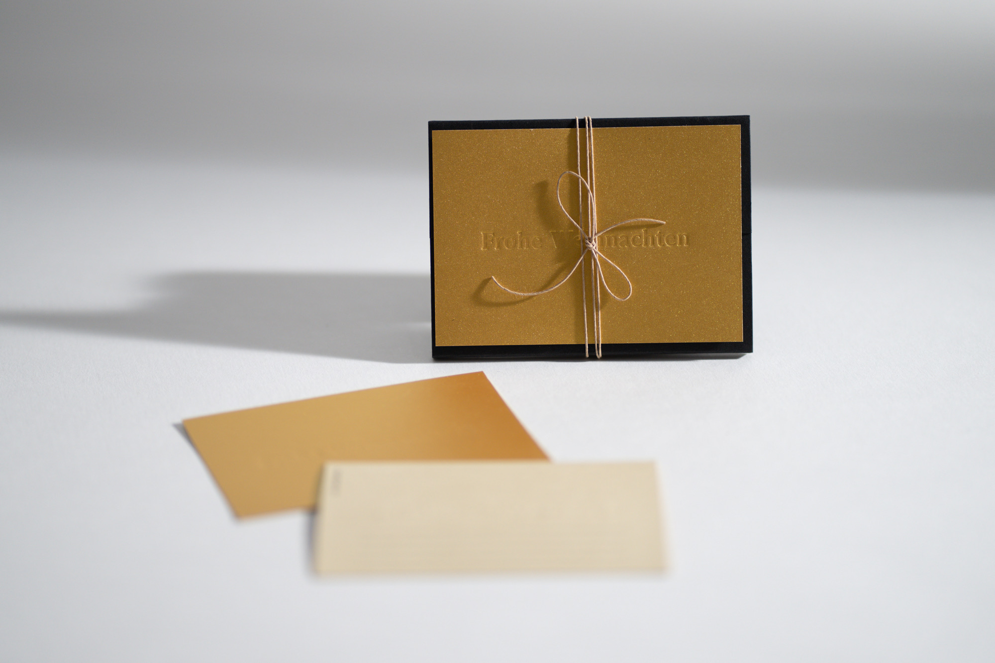 Set aus 10 exquisiten Weihnachtskarten im A7-Format mit geprägten goldenen Designs.