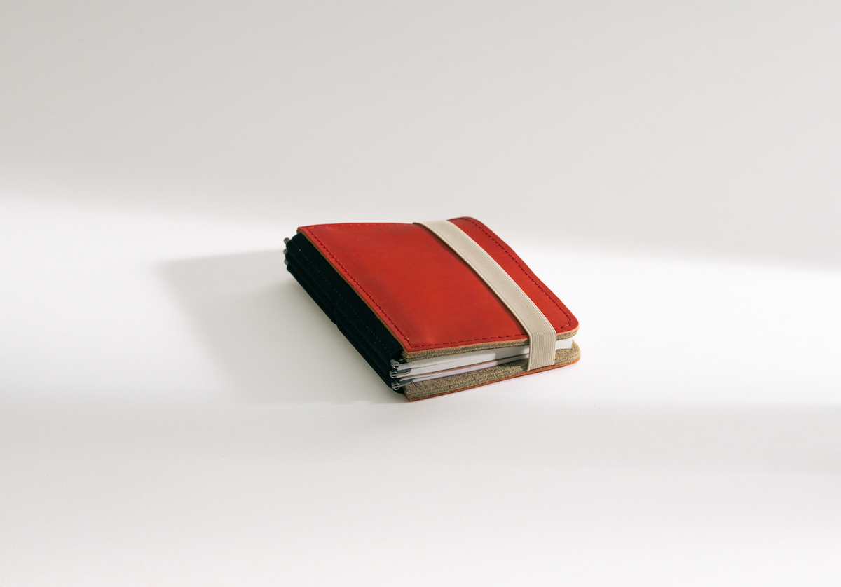Roterfaden Taschenbegleiter LTD_016 made of leather with chrome-free tanned suede interior, with pairs of clips for calendars,notebooks and interior pockets for smartphone, tablet, notepad, business cards.