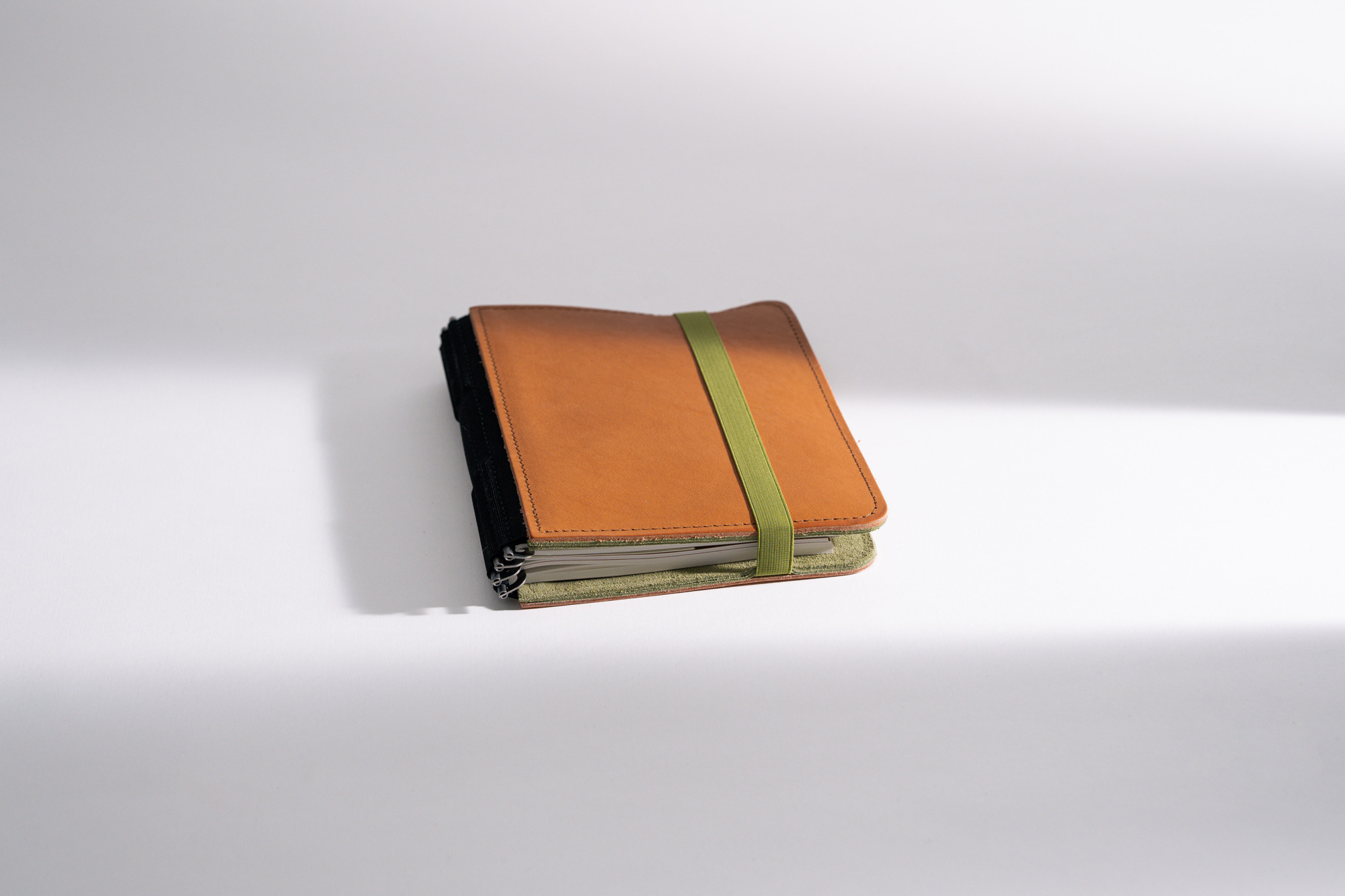 Classic companion made from sturdy vegetable-tanned cowhide. Featuring chrome-free suede, elastic closure band, and pen loop. Numerous interior pockets for business cards, smartphone, or tablet. Size M (A5).